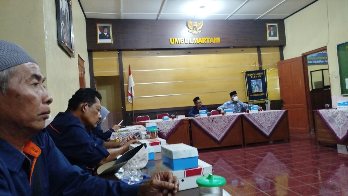 Warga cilikan mengikuti rapat perubahan anggaran kalurahan