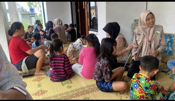 Anak anak warga padukuhan puntuk melakukan kegiatan membuat makrame bersama kkn