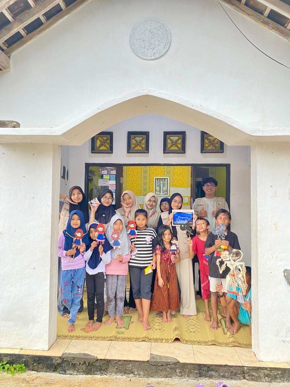 Kegiatan anak" Puntuk membuat wayang dari kardus bersama kakak KKN UGM