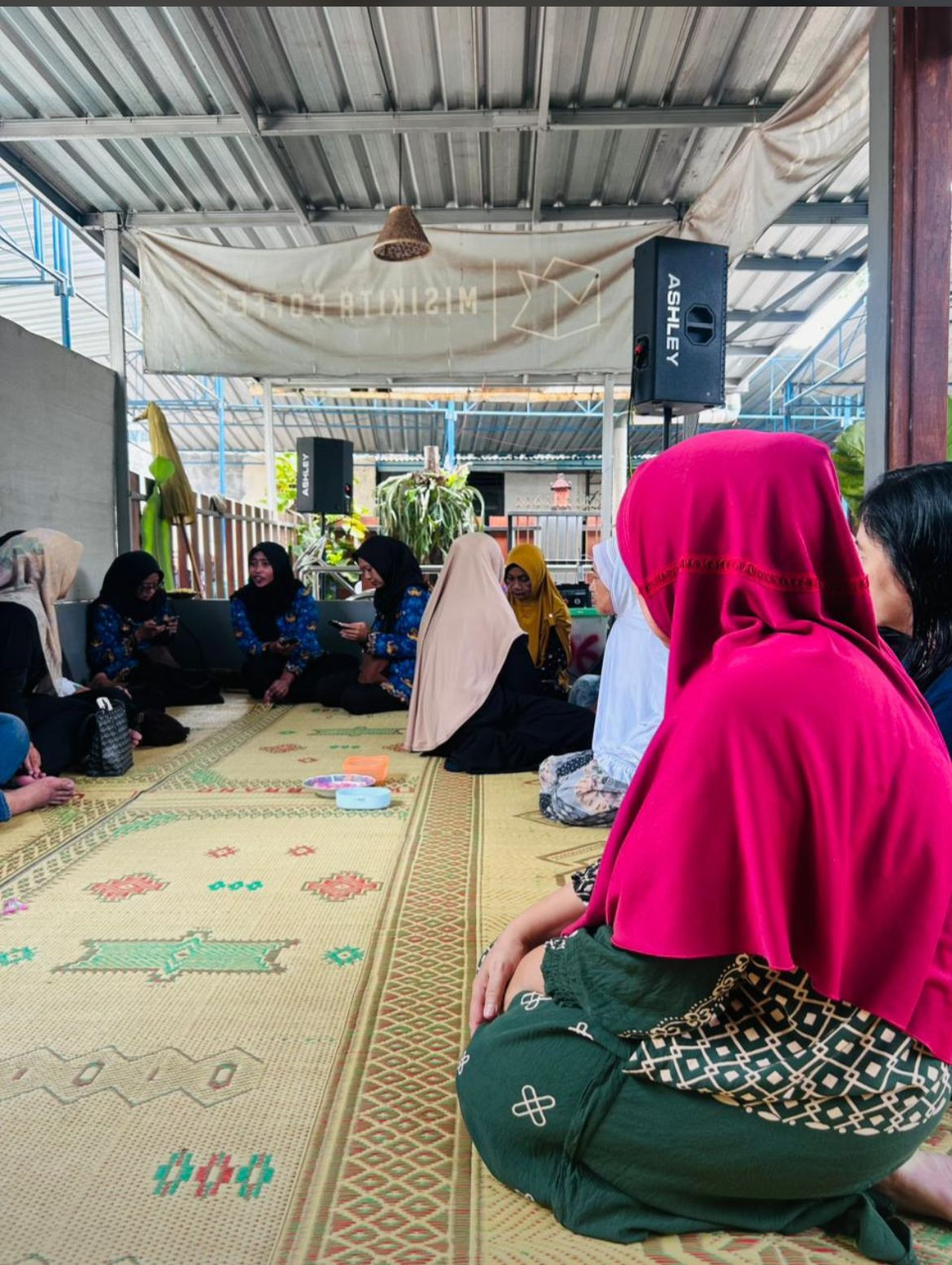 Warga Puntuk melakukan takziah di Wedomartani