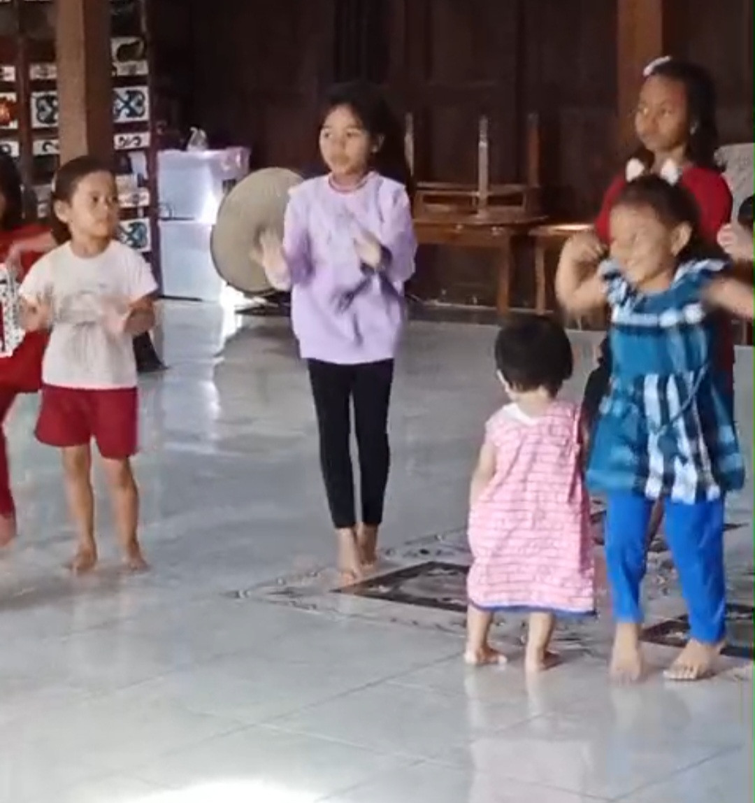Latihan tari tari anak anak dsn meced