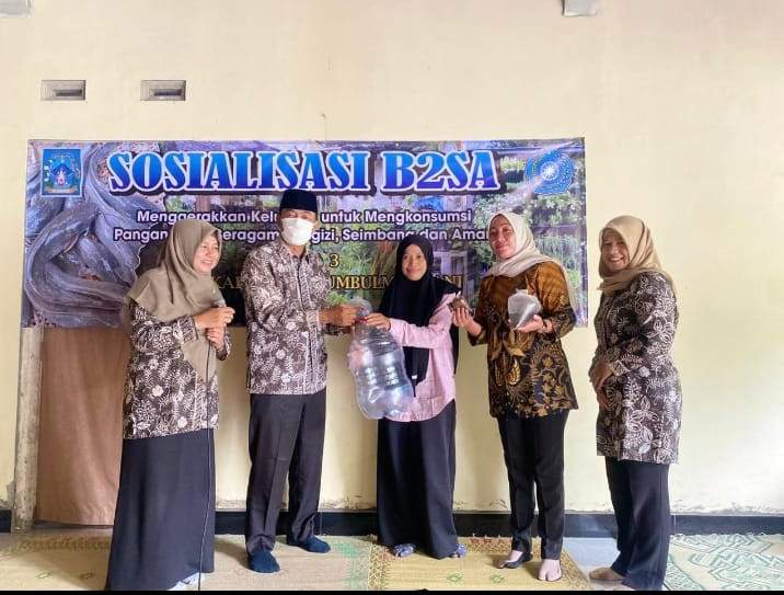 Simbolis pemberian bibit lele dalam sosialisasi B2SA diikuti Ibu dukuh Puntuk