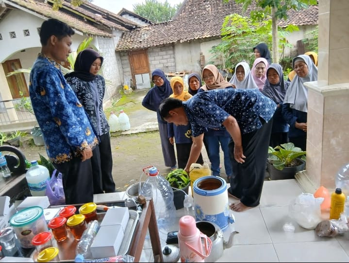 KWT Puntuk melakukan praktek membuat pupuk