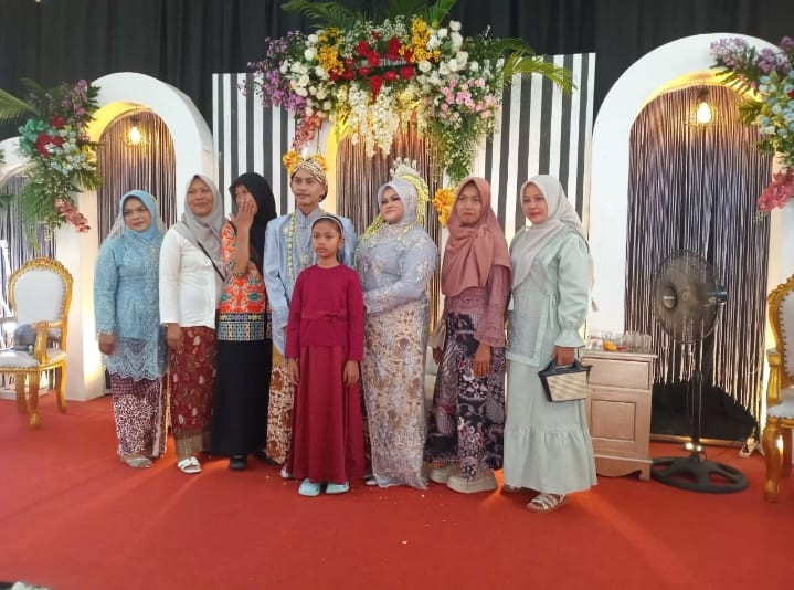 Warga Puntuk Menghadiri acara pernikahan kerabat