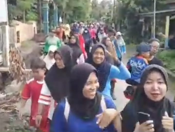 Warga puntuk mengikuti jalan sehat