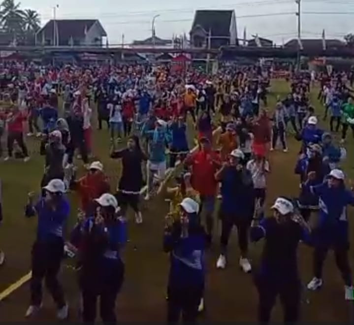 Senam masal dalam rangka hari jadi sukoharjo yang diikuti ibu2 puntuk