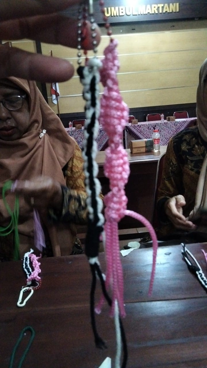 Kader PKK Puntuk membuat kerajinan Makrame