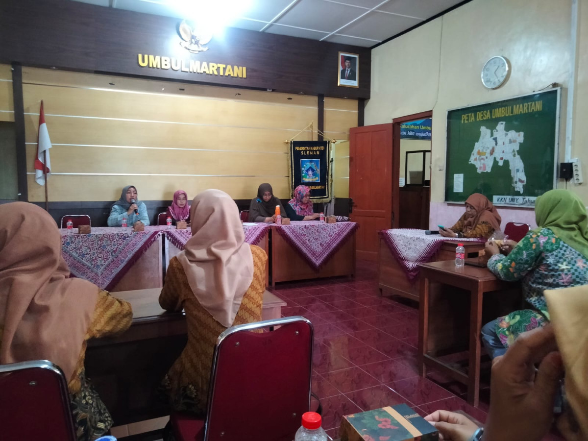 Sekolah jumat PKK yg dihadiri anggota PKK Puntuk (membuat makrame)