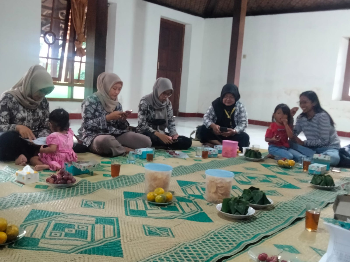 ibu dukuh puntuk menghadiri Pertemuan istri pamong di rumah bu pingkan ( pak ucok)