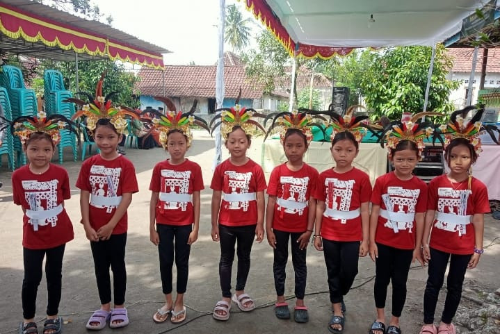 Anak anak warga padukuhan puntuk melakukan ujian disanggar tari