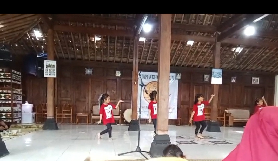 Kunjungan gi sanggar tari yg diikugi znak anak fsn meces