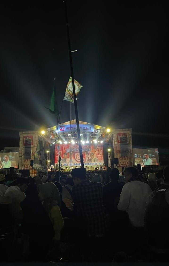 Warga puntuk ikut Bersholawat di lapangan klidon