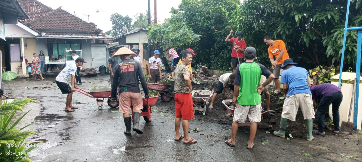 Gotong royong dusun Grogolan