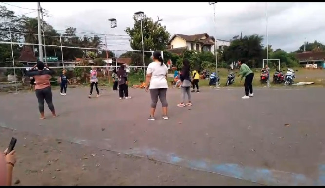 Latihan volly putri dusun Grogolan