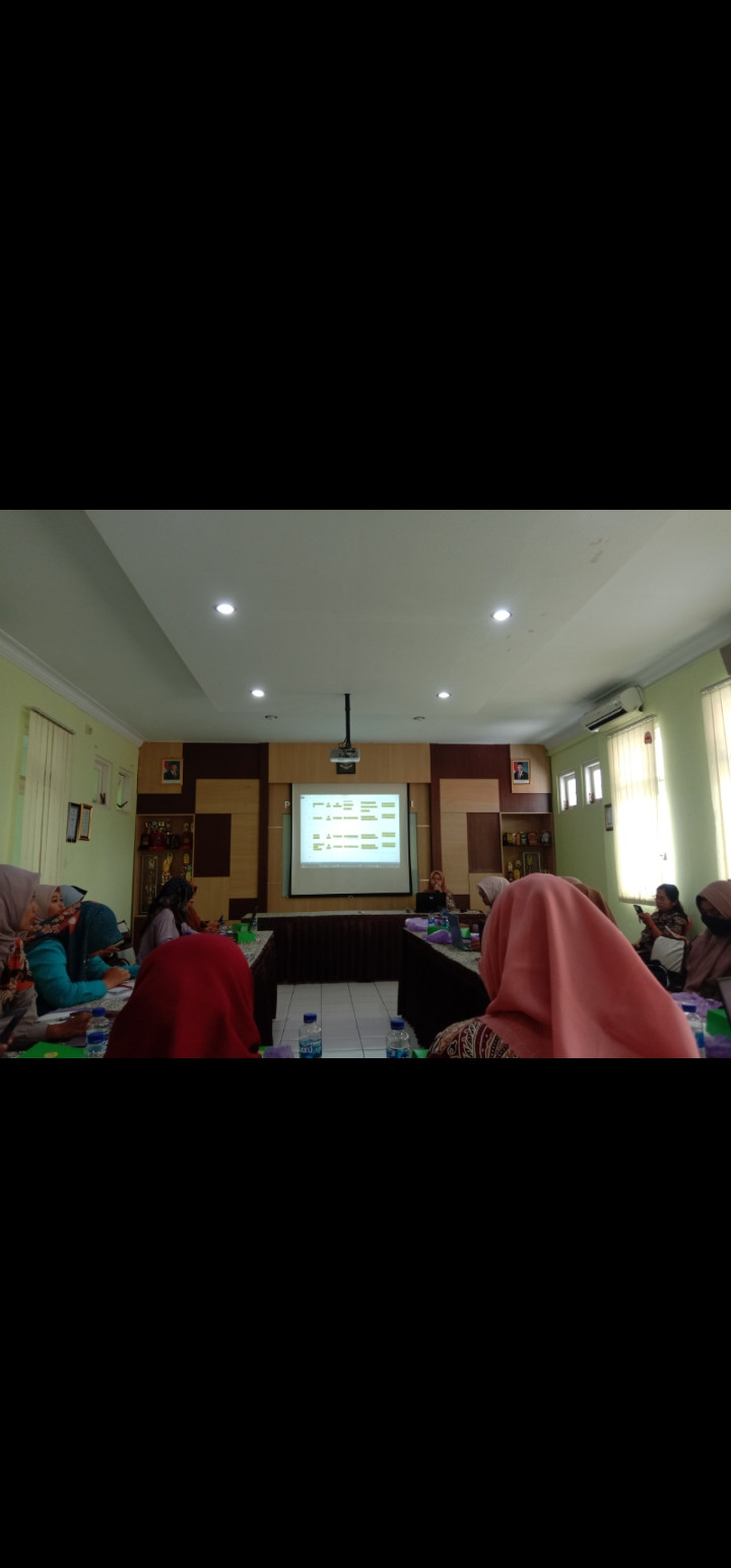 Warga Medelan mengikuti bimtek di puskesmas