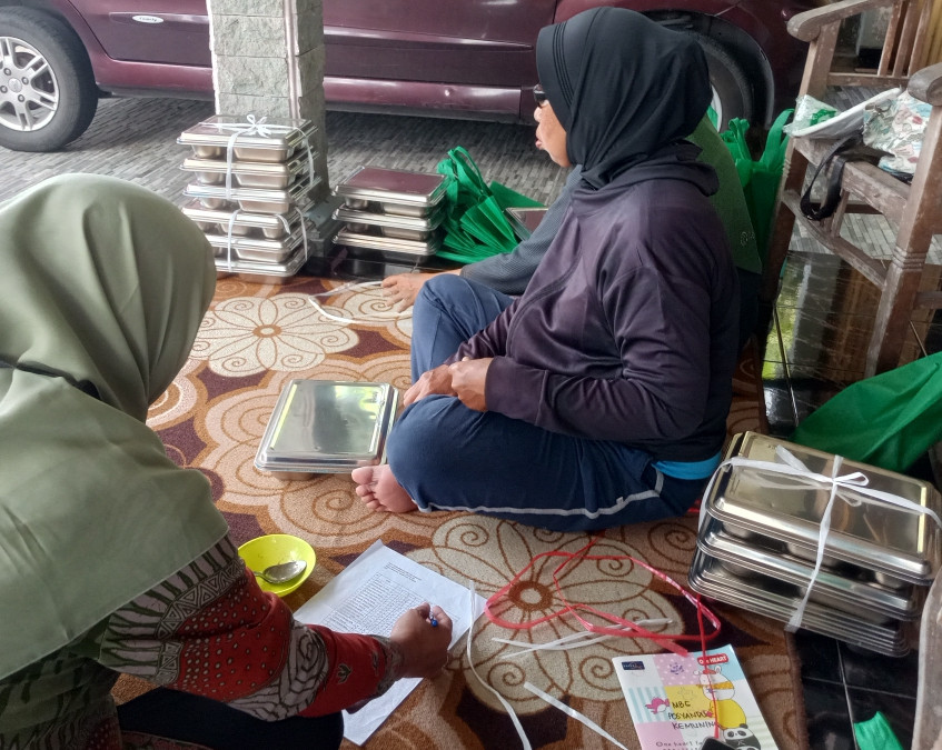 Kader Membagikan MBG B3 Dusun Grogolan