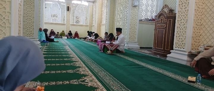 Warga Degolan Mengikuti Kajian Tafsir Alqur'an