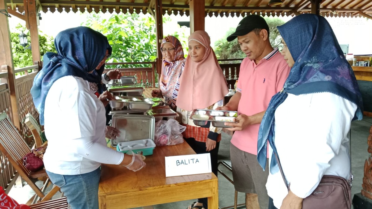 Pembagian MBG Diposyandu degolan