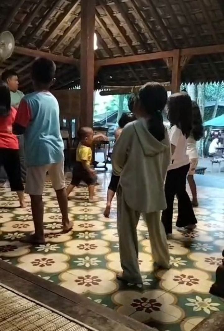 Anak - anak Degolan Latihan Menari