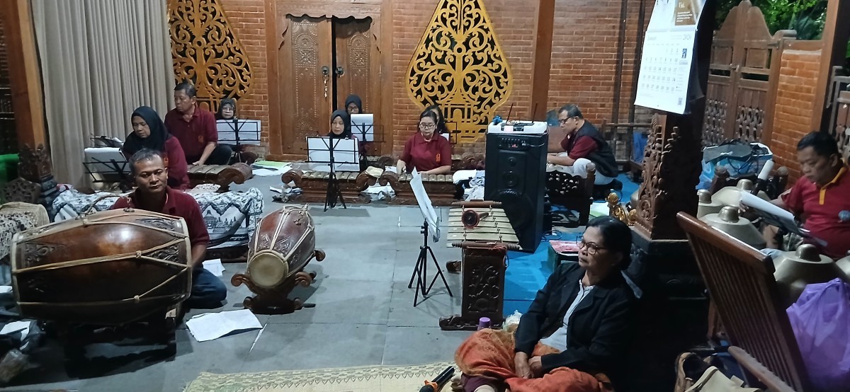 latihan Karawitan Oleh Warga Dusun degolan