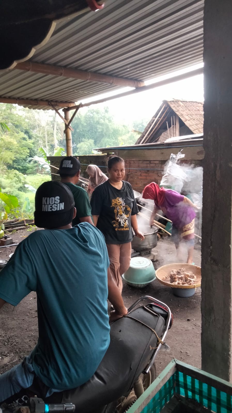 Rewang di rumah ibu mertua bapak wiji rejodani Puntuk dalam rangka acara aqiqahan