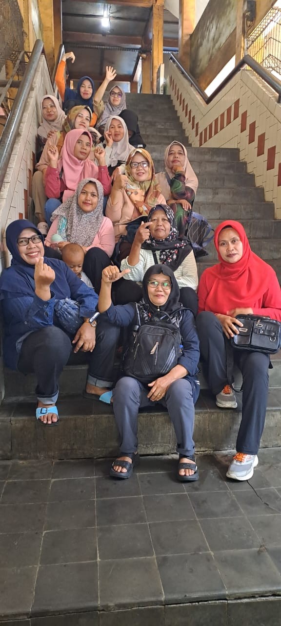 Warga Puntuk melakukan kegiatan jalan bersama