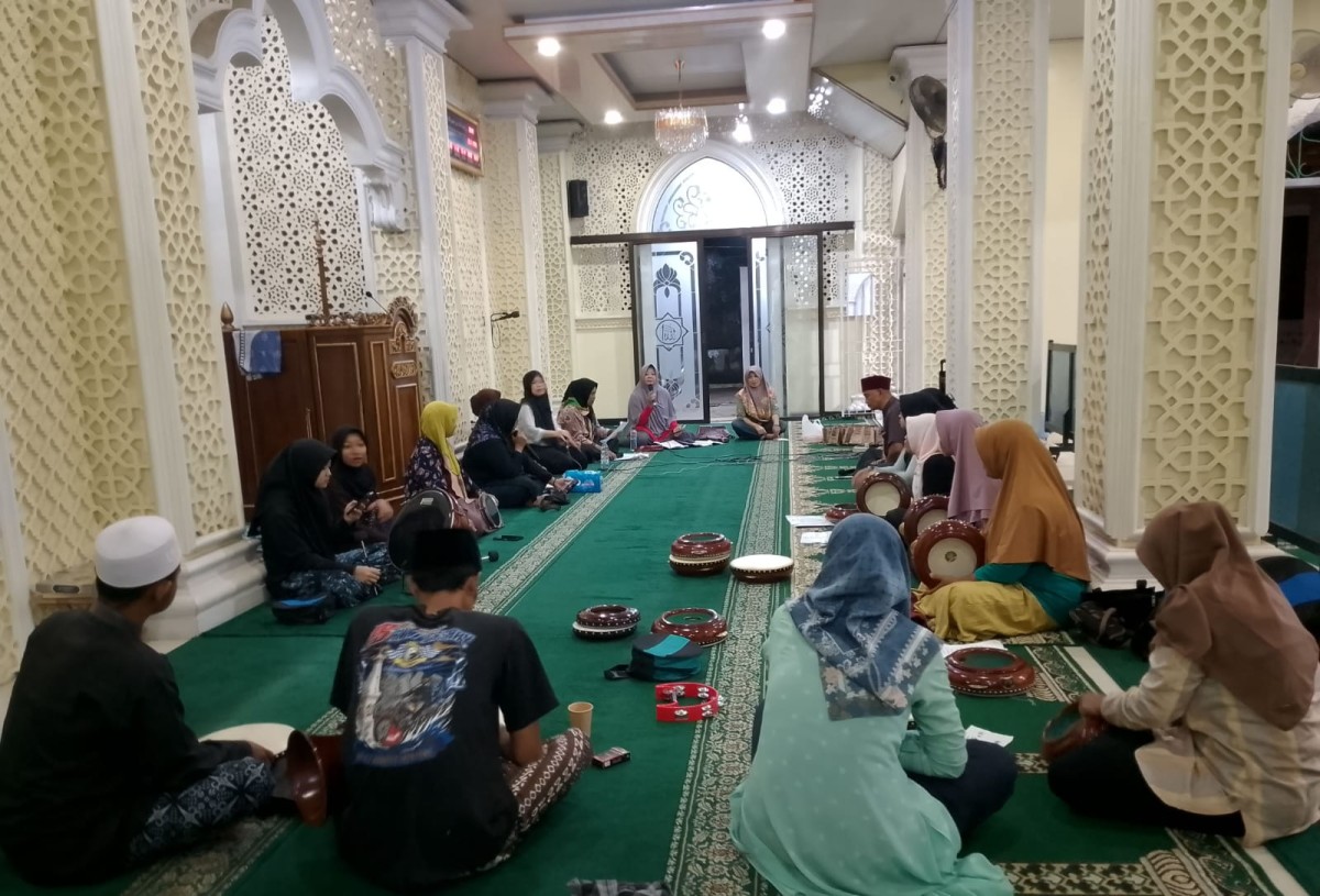 Warga Degolan Melaksanakan Rutinan Hadroh