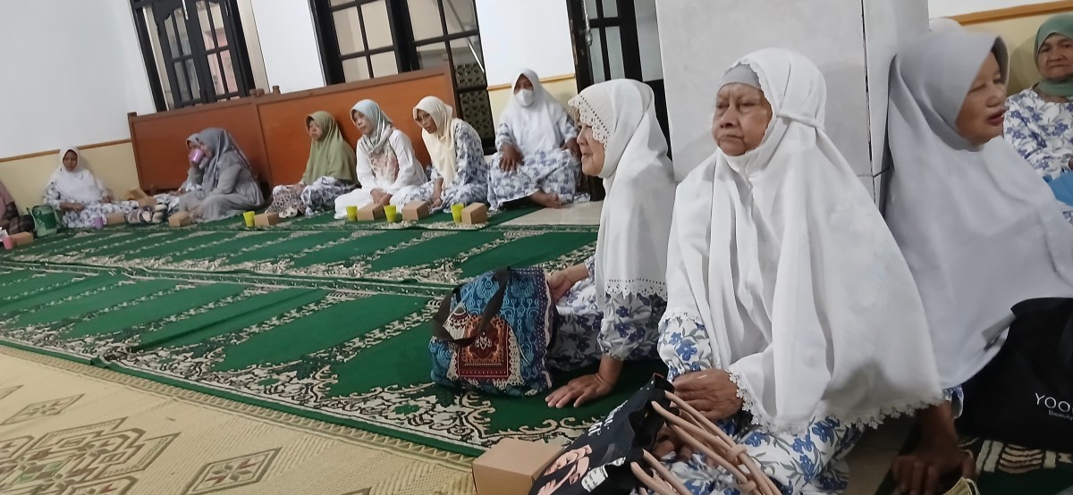 Warga Degolan Melaksanakan Kegiatan Rutinan Mujahadah