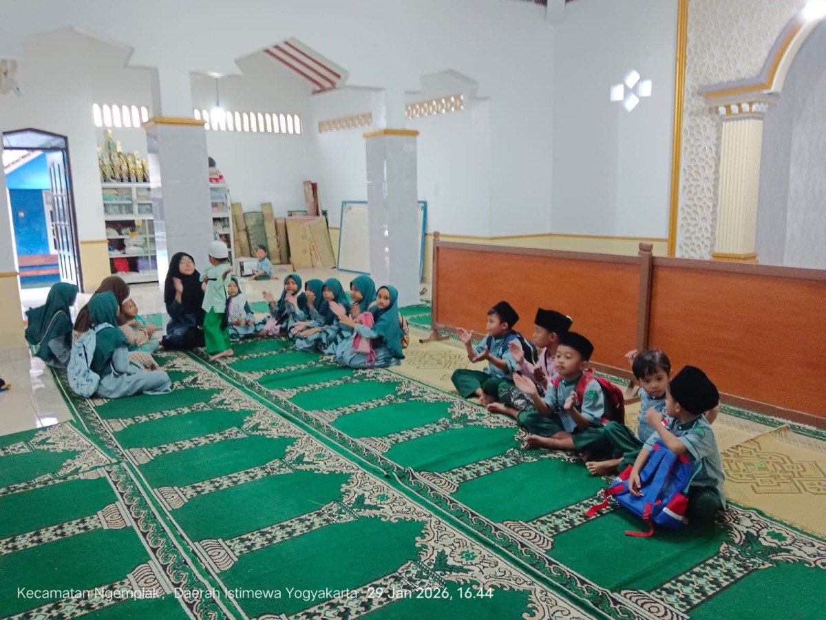 Anak - Anak Degolan Mengikuti Kegiatan Rutin TPA