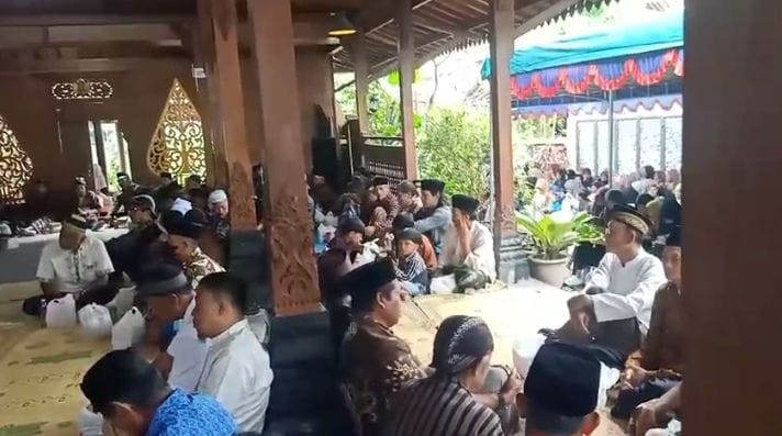 Warga Degolan Melaksanakan Sadranan