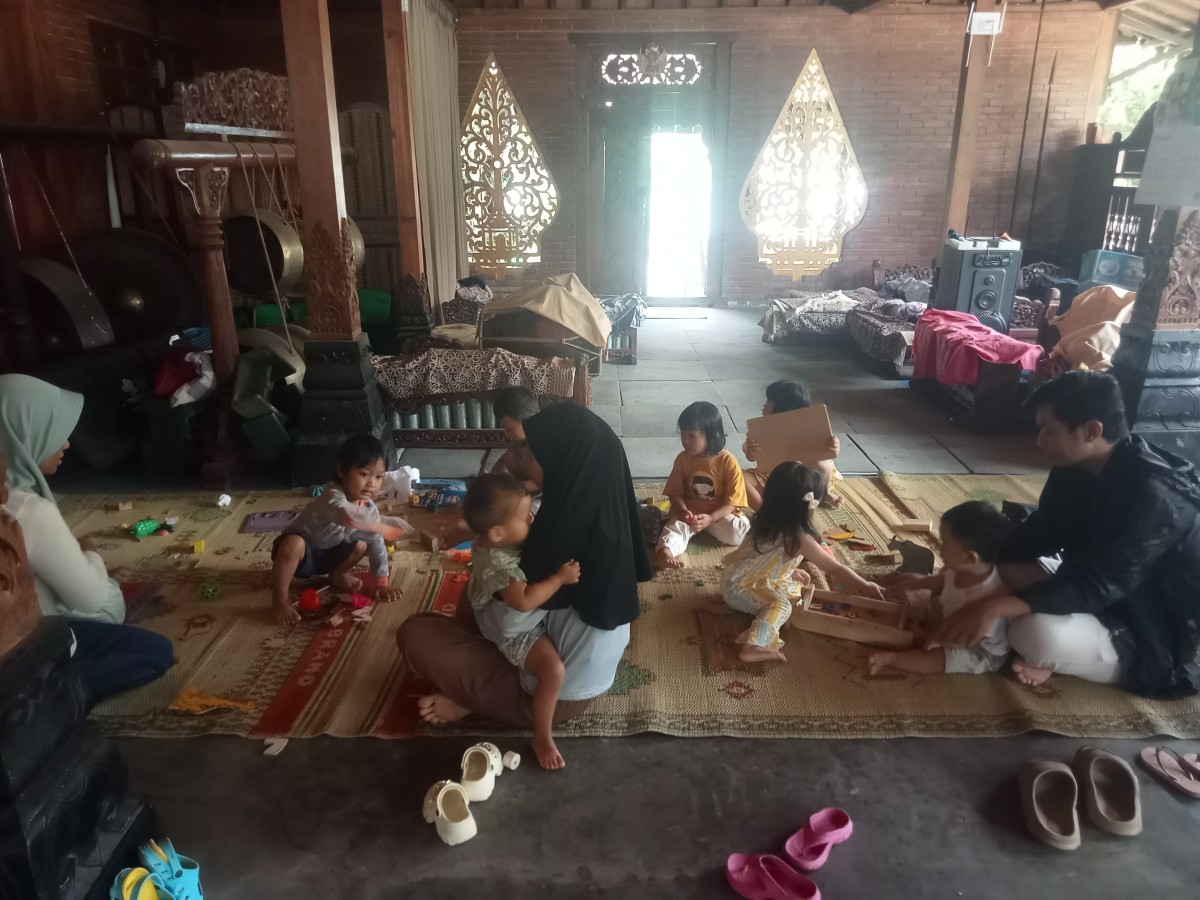 Anak - Anak Bermain Diposyandu Degolan