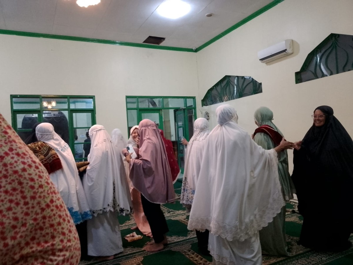 Warga Degolan Melaksanakan Sholat Tarawih berjama'ah