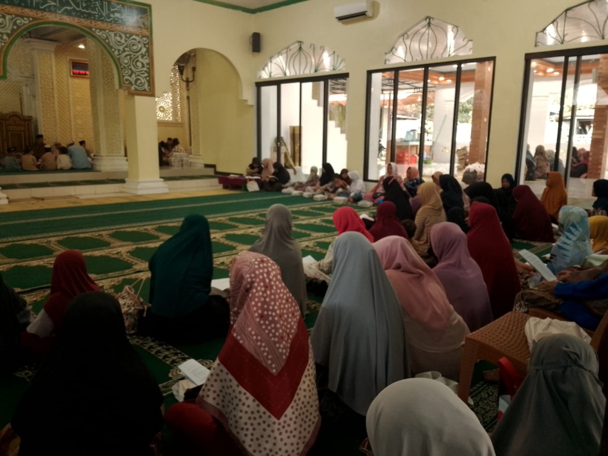 Warga Degolan Mengikuti Pengajian Rutin