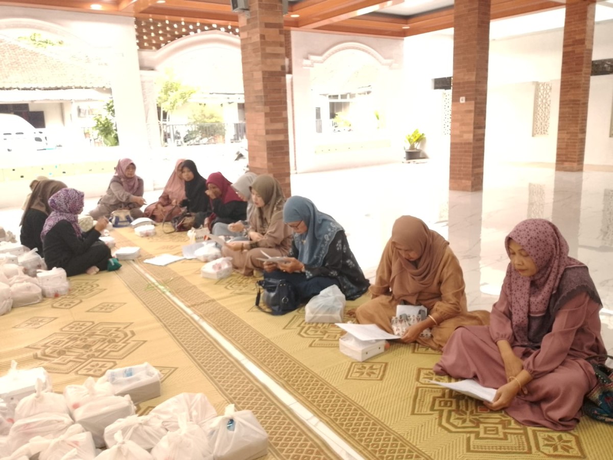 Warga Degolan Mengikuti Buka Bersama