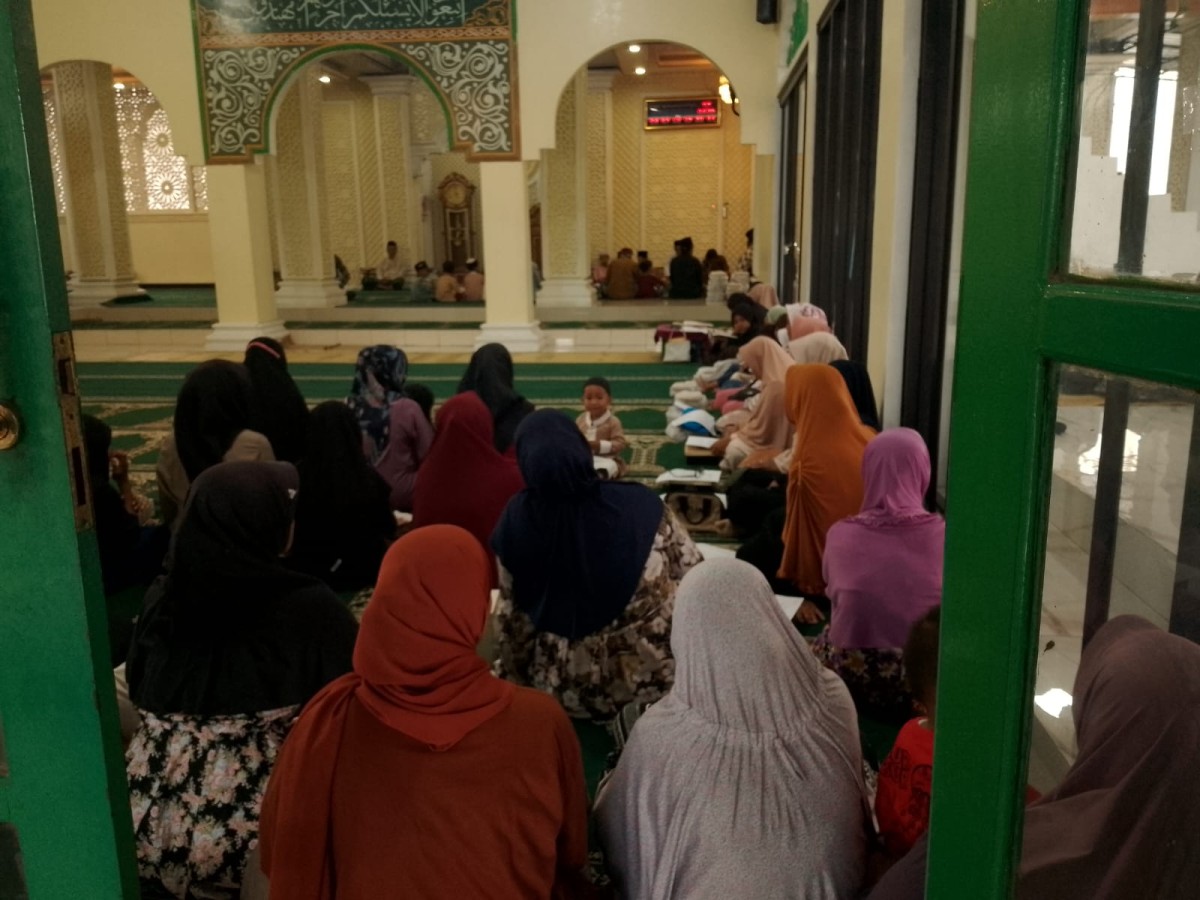 Warga Degolan Mengikuti buka bersama dimasjid Baiturrahman