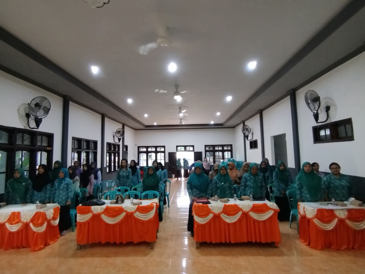 MENYANYIKAN LAGU INDONESIA RAYA