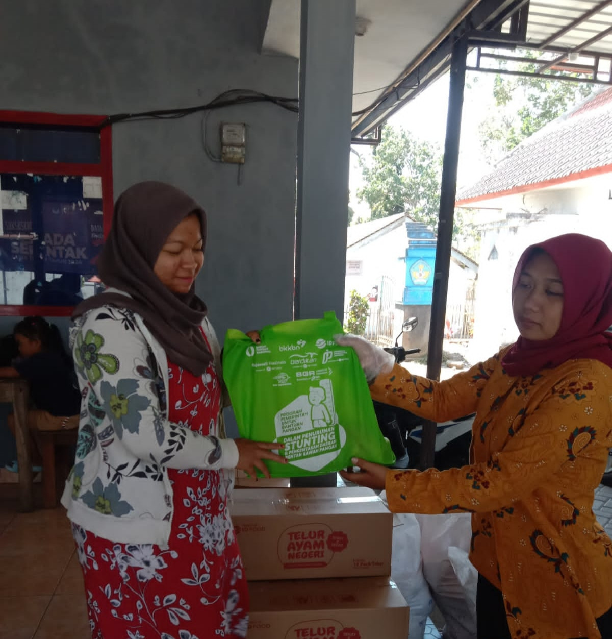 Pemberian bantuan ayam dan telur