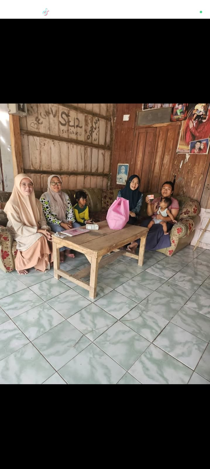 pemberian bantuan berupa sembako dan susu kepada balita gizi buruk