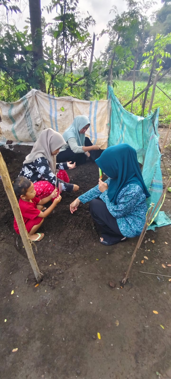 Pemberian bantuan bibit sayur mature pada balita beresiko stunting