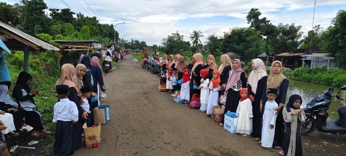 Kegiatan Ramadan  Bagi- bagi ta'jil