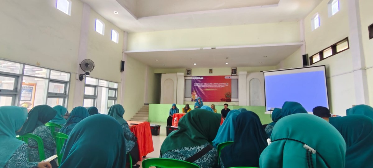 Gerakan keluarga peduli inflasi   Dengan praktek pembuatan POC Dan JaKaBa