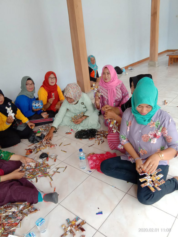 kegiatan PTP pengelolaan limbah bekas botol menjadi kerajinan tangan