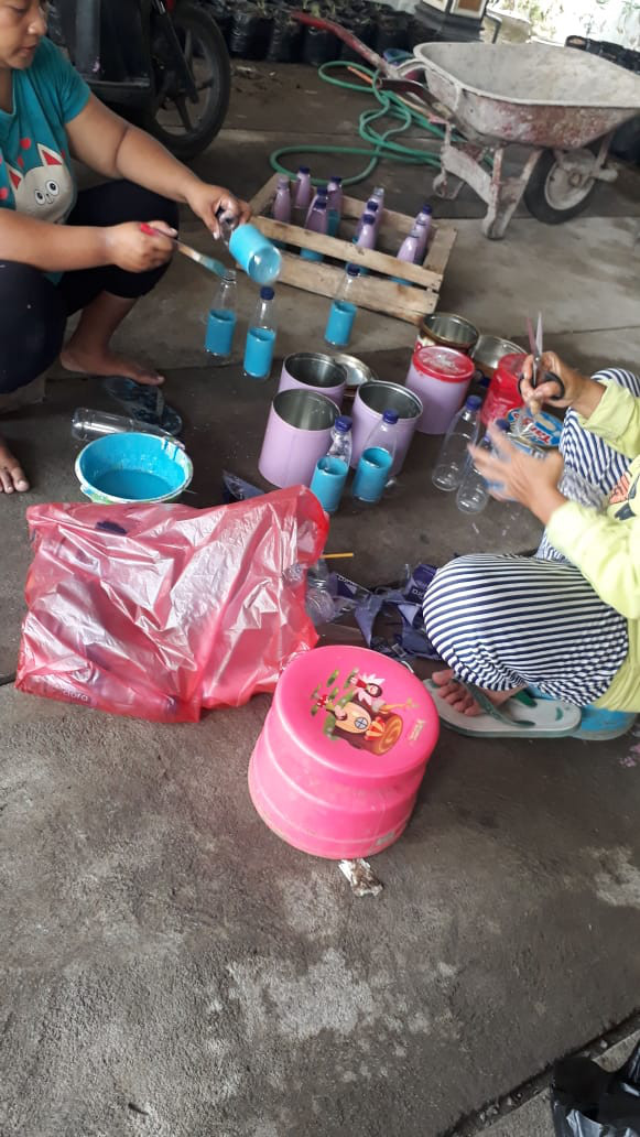 ibu-ibu membuat kerajinan dari botol plastik