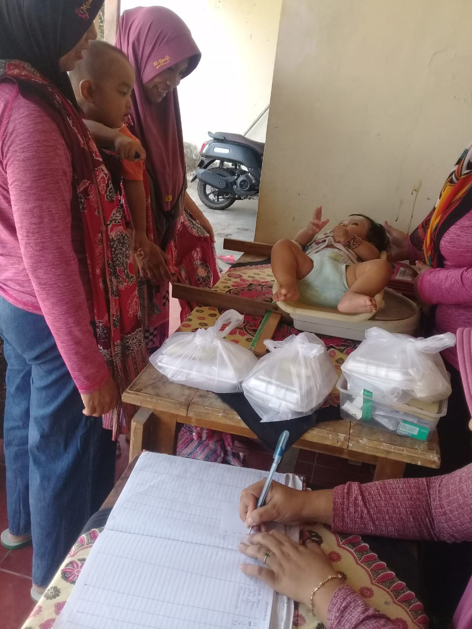 Pemberian makanan tambahan bagi anak usia 6 – 23 bulan