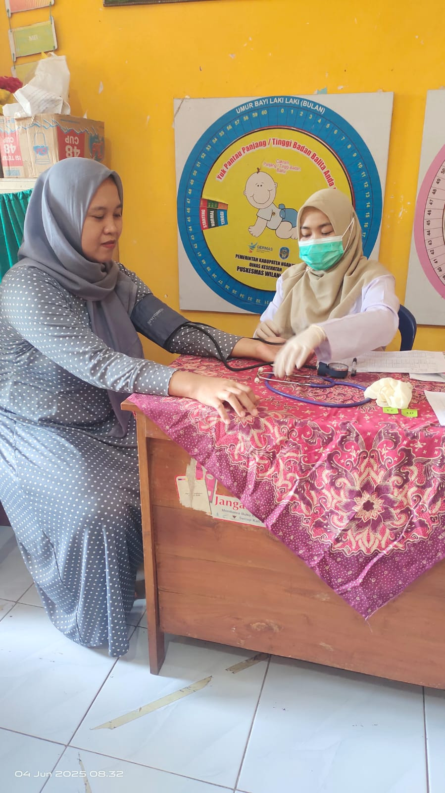 Pemberian tablet tambah darah bagi remaja putri dan ibu hamil