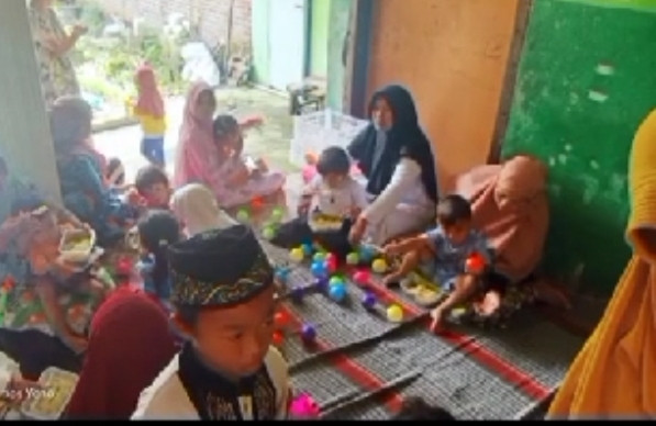 Menstimulasi perkembangan anak