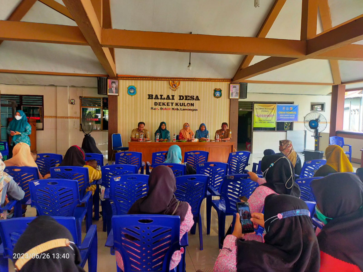 Penyerahan bantuan dari DWP Kabupaten Lamongan untuk pengentasan stunting