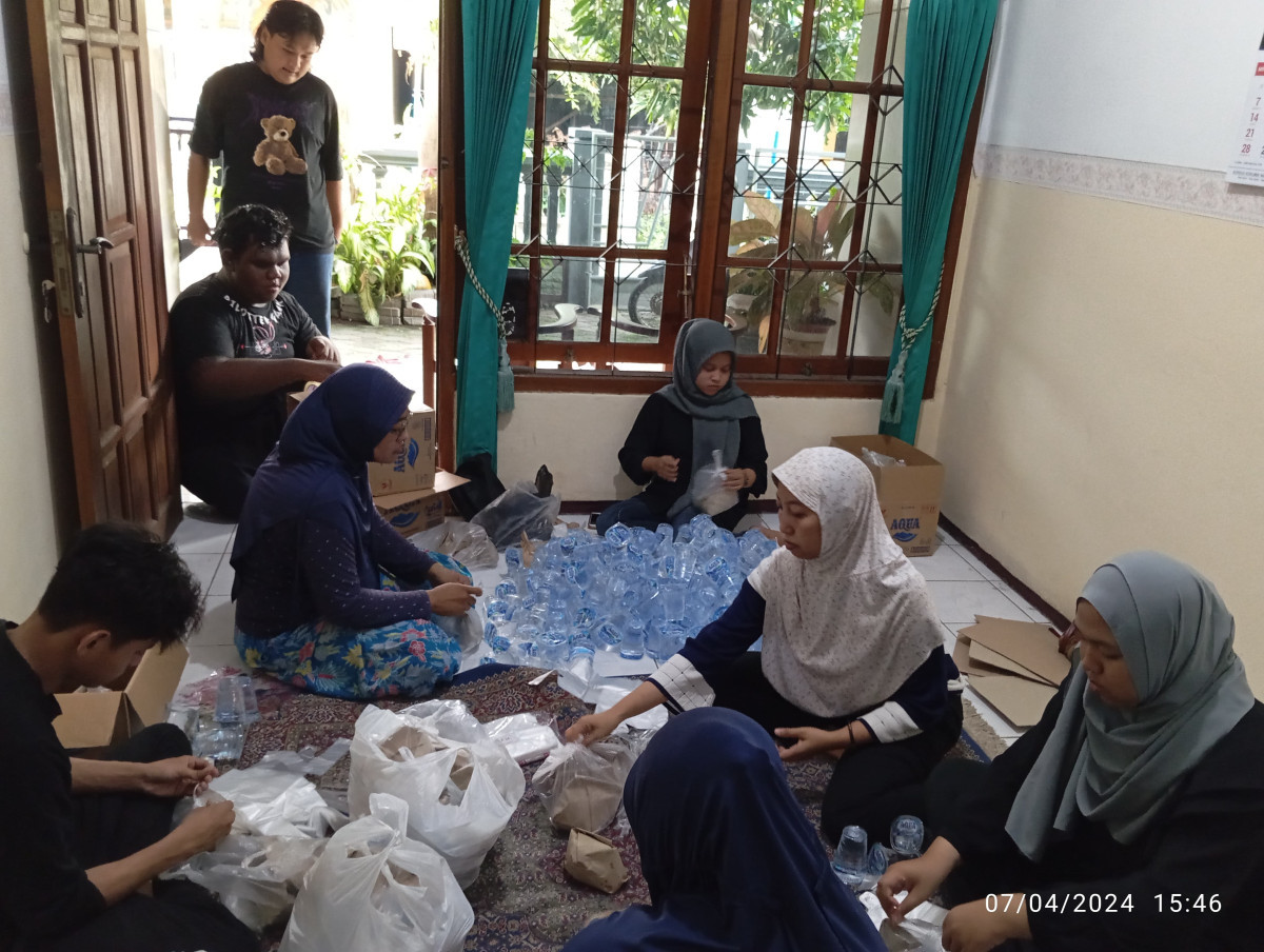 Berbagi Ta'jil warga Kelurahan Gending