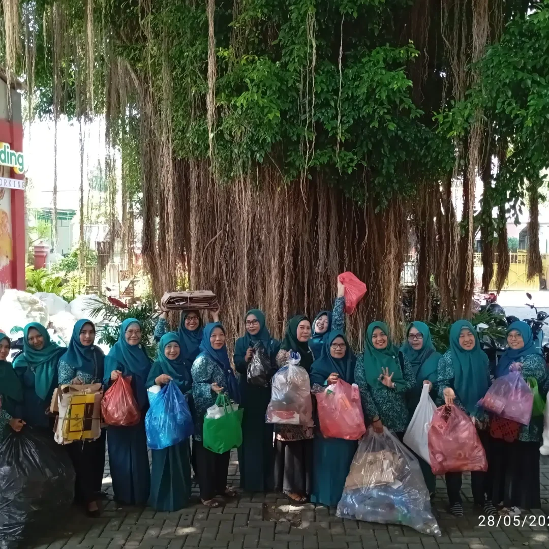 KEGIATAN PEDAS (Pekan Sedekah Sampah) bersama TP PKK Kelurahan Gending