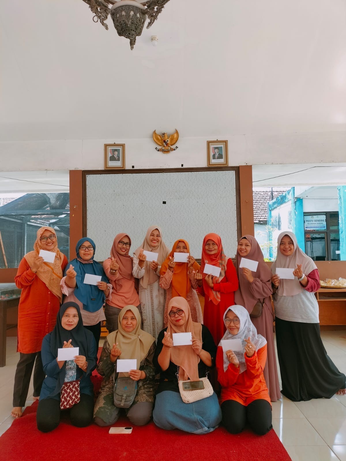 KEGIATAN KOPERASI ASA BERGENDING DALAM PEMBERIAN REWARD UNTUK BANK SAMPAH UNIT DAN PEMBERIAN HAMPERS UNTUK PEMERINTAH KELURAHAN GENDING